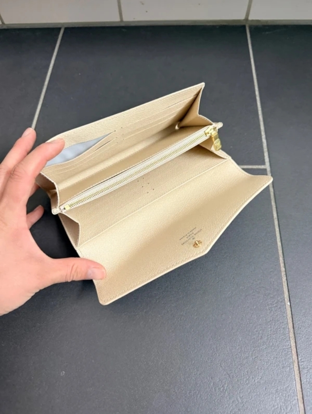 Louis Vuitton Sarah Wallet - Picture 9 of 14